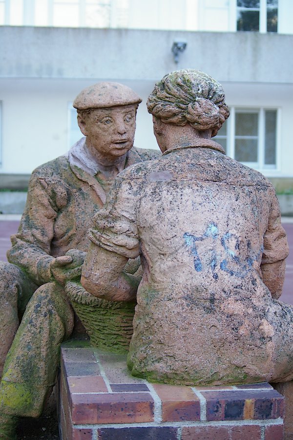 Sculpture Les deux vieux de Mondineu: Les deux vieux de Mondineu - Place Henri Moissan 008